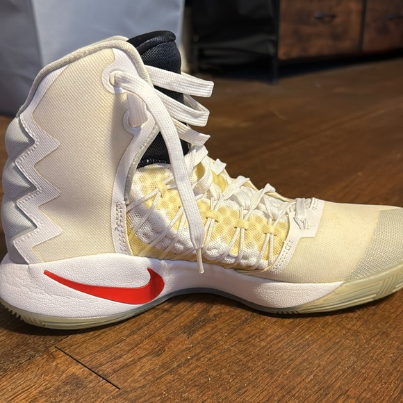 Nike Hyperdunk - Picture 2 of 5